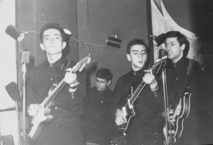 https://images.rockol.it/UR_0rlHbpBXSF0DnDfyJxDwBNFw=/700x0/smart/rockol-img/img/foto/upload/spettri-allo-shaker-1964-tbaldi-con-hofner.jpg