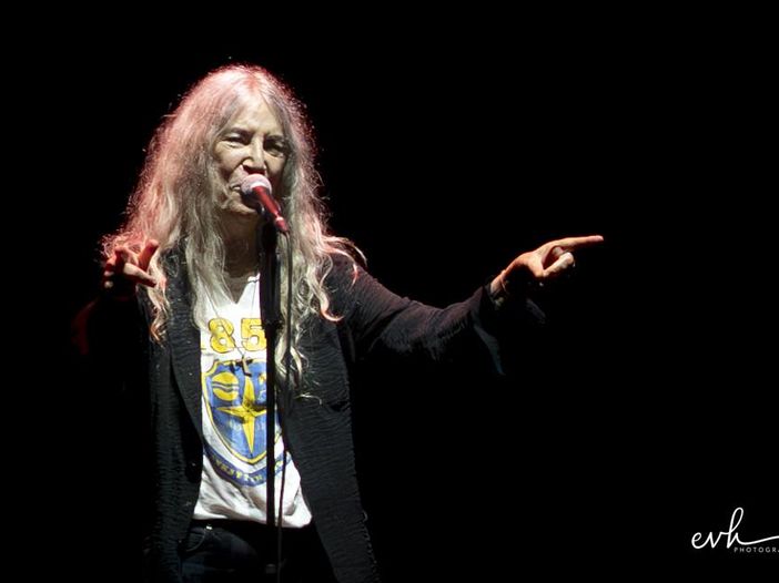 Prima del concerto Patti Smith va a spasso per Dublino con Bono