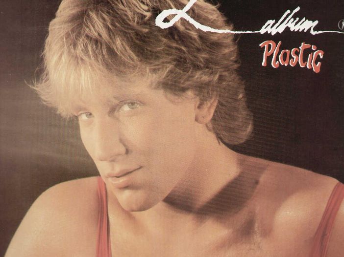 Accadde oggi 24 febbraio: Steve Jobs, Plastic Bertrand, George Thorogood, Pablo Milanes, Gigi D&#039;Alessio, Tullio De Piscopo, Michelle Shocked
