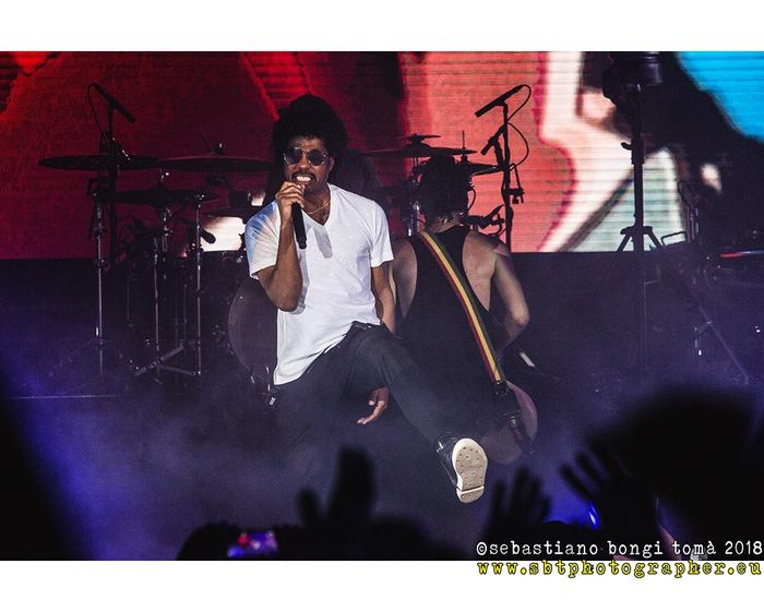 https://images.rockol.it/UzxQkR9uv3mMdizOI72HbqB5SYk=/700x0/smart/rockol-img/img/foto/upload/gorillaz-luccasummer2018-sebastiano020.jpg