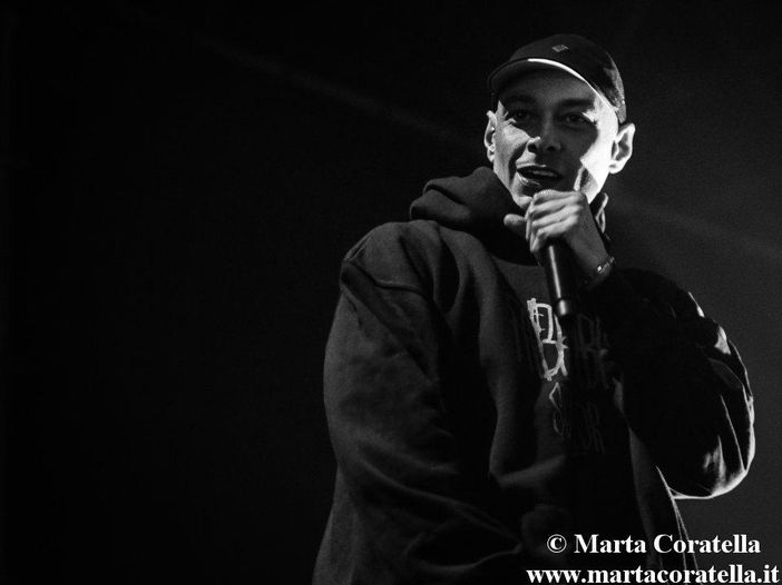 Fabri Fibra, tanti auguri a un rapper senza peli sulla lingua