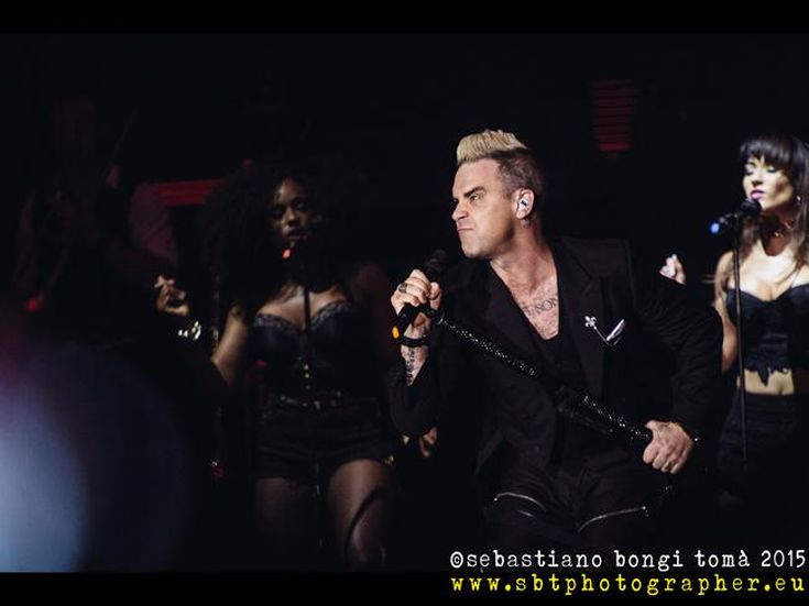 Robbie Williams, esce a sorpresa il nuovo album &apos;Under the radar&apos; - VIDEO