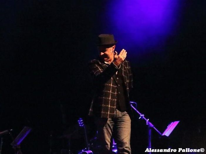 Sanremo 2011, Van De Sfroos porta il dialetto all'Ariston Sanremo 2011, Van De Sfroos porta il dialetto all'Ariston