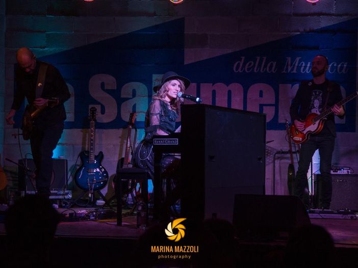 L&#039;Aura (Abela): il singolo &#039;Gira l&#039;estate&#039; anticipa il nuovo album 