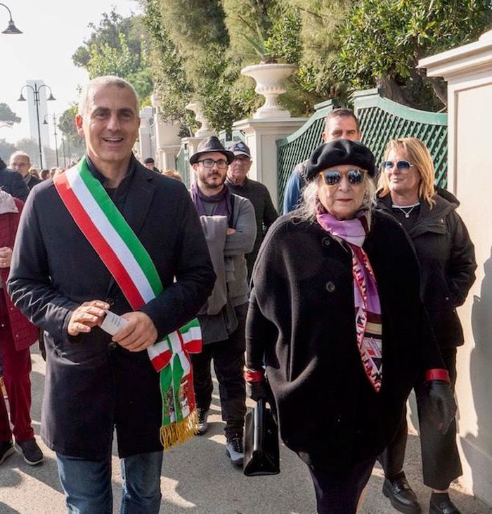 https://images.rockol.it/VbmeYAWvQ5Z2VPx8WNUVzqpBDPw=/700x0/smart/rockol-img/img/foto/upload/rotonda-lucio-battisti-grazia-letizia-veronese.jpg https://images.rockol.it/VbmeYAWvQ5Z2VPx8WNUVzqpBDPw=/700x0/smart/rockol-img/img/foto/upload/rotonda-lucio-battisti-grazia-letizia-veronese.jpg