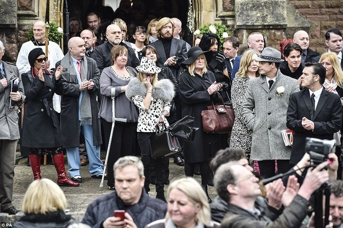https://images.rockol.it/VpaUOxmeLnI1QQvyXRCZrMuwBsg=/700x0/smart/http%3A%2F%2Fi.dailymail.co.uk%2Fi%2Fpix%2F2015%2F03%2F12%2F26927AE600000578-2991701-image-a-198_1426175628169.jpg