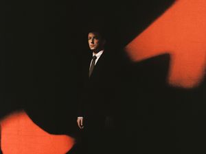 Primo album per il produttore Totally Enormous Extinct Dinosaurs