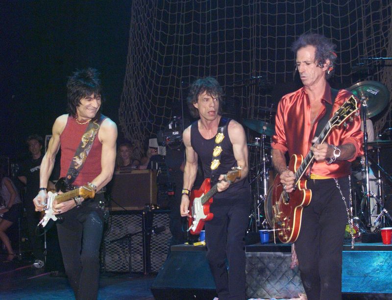 La canzone dei Rolling Stones in cui Ron Wood suona la batteria