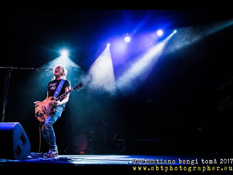 28 aprile 2017 - ObiHall - Firenze - Le Luci della Centrale Elettrica in concerto 28 aprile 2017 - ObiHall - Firenze - Le Luci della Centrale Elettrica in concerto
