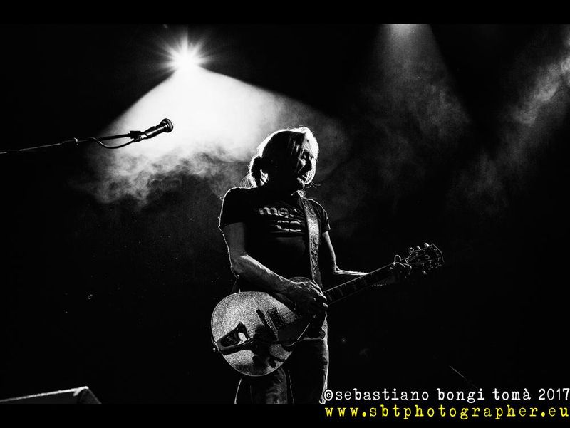 28 aprile 2017 - ObiHall - Firenze - Le Luci della Centrale Elettrica in concerto 28 aprile 2017 - ObiHall - Firenze - Le Luci della Centrale Elettrica in concerto