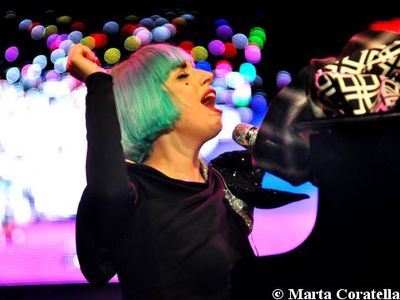 Lady Gaga: svelato un frammento di testo di &apos;Applause&apos; su Twitter