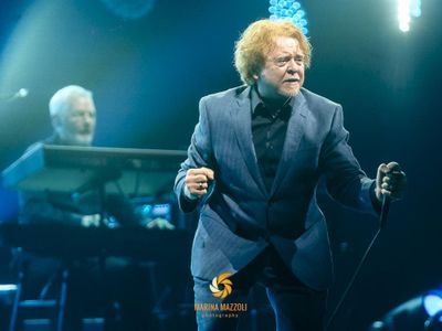 Hucknall, Jewel e All Saints fanno gli alberi di Natale. Liam Gallagher preferisce bere