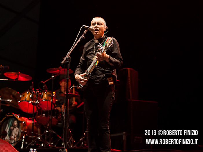 Sin&eacute;ad O&#039;Connor: l&#039;omaggio dal vivo di Dua Lipa