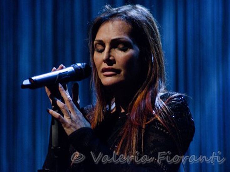 Concerto troppo vicino al cimitero, Anna Oxa annulla