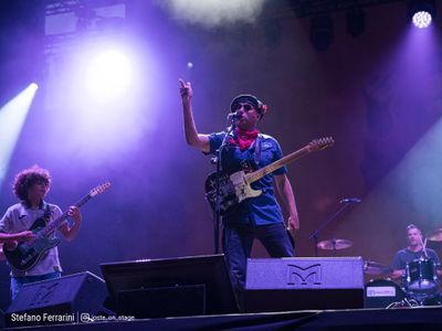 Tom Morello (RATM) e Billy Bragg suonano a &apos;Occupy London&apos;