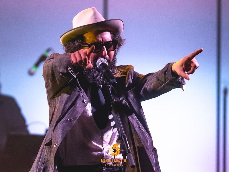 Vinicio Capossela, "resistore di sogni a manovella"