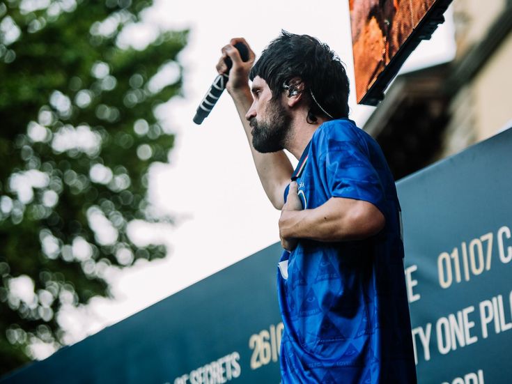 Kasabian: ripubblicato in Italia 'Velociraptor!' con J-Ax e altre chicche