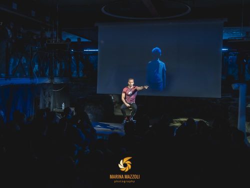 Immanuel Casto presenta il nuovo singolo "Alphabet of love" su Pornhub