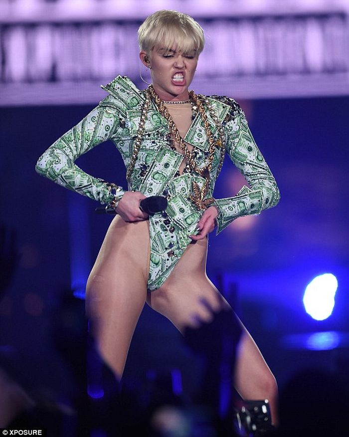 https://images.rockol.it/Xa45YVRtgZexta_vUCyUEm4FdGE=/700x0/smart/http%3A%2F%2Fi.dailymail.co.uk%2Fi%2Fpix%2F2014%2F05%2F06%2Farticle-2621750-1DA03C0700000578-831_634x793.jpg https://images.rockol.it/Xa45YVRtgZexta_vUCyUEm4FdGE=/700x0/smart/http%3A%2F%2Fi.dailymail.co.uk%2Fi%2Fpix%2F2014%2F05%2F06%2Farticle-2621750-1DA03C0700000578-831_634x793.jpg