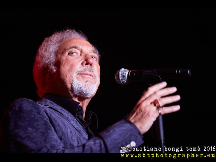 Tom Jones debutta in TV, sarà un ex operaio. Poi un reality su BBC Tom Jones debutta in TV, sarà un ex operaio. Poi un reality su BBC