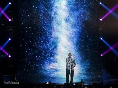 Eros Ramazzotti, con Universal un contratto di tipo tradizionale