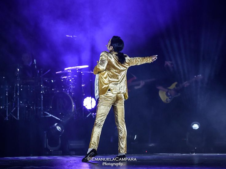 Sanremo 2010: il corpo di ballo di Michael Jackson in sala stampa