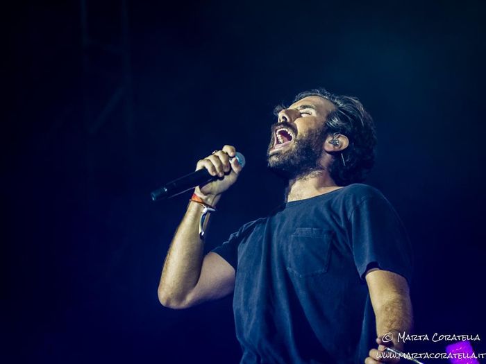 https://images.rockol.it/Z4LYO2rpTZ33SVZgia4QgxQ6njg=/700x0/smart/rockol-img/img/foto/upload/thegiornalistimartacoratella11.jpg