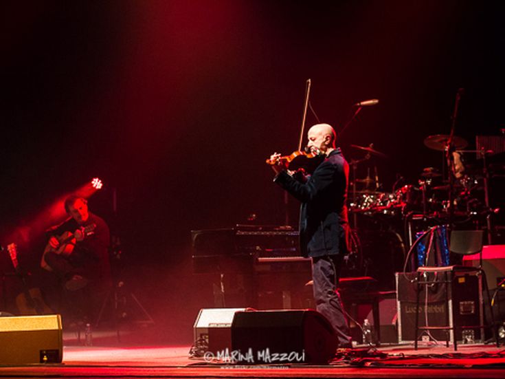 Roberto Vecchioni: &apos;Un&apos;antologia per ripercorrere la mia vita con le canzoni&apos;
