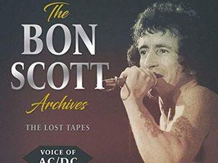 Come Angus Young ha superato lo shock per la morte di Bon Scott Come Angus Young ha superato lo shock per la morte di Bon Scott