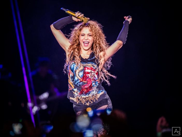 Shakira: il merchandising del suo tour ha in vendita un simbolo nazista, il promoter si scusa e lo toglie Shakira: il merchandising del suo tour ha in vendita un simbolo nazista, il promoter si scusa e lo toglie