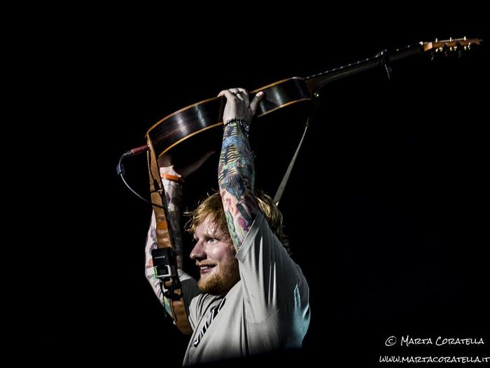 https://images.rockol.it/_K8oaZVuMdYbWdHc7PqcNhe1rSE=/700x0/smart/rockol-img/img/foto/upload/edsheeranmartacoratella8.jpg