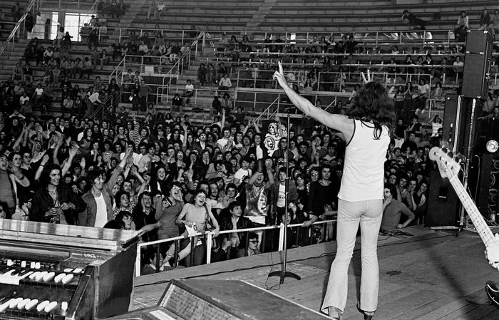 https://images.rockol.it/_N7rfV4QuoGt0SesD9qNr7KL-t4=/700x0/smart/rockol-img/img/foto/upload/05-ian-gillan-deep-purple-bologna-1973-archivio-ferraina.jpg