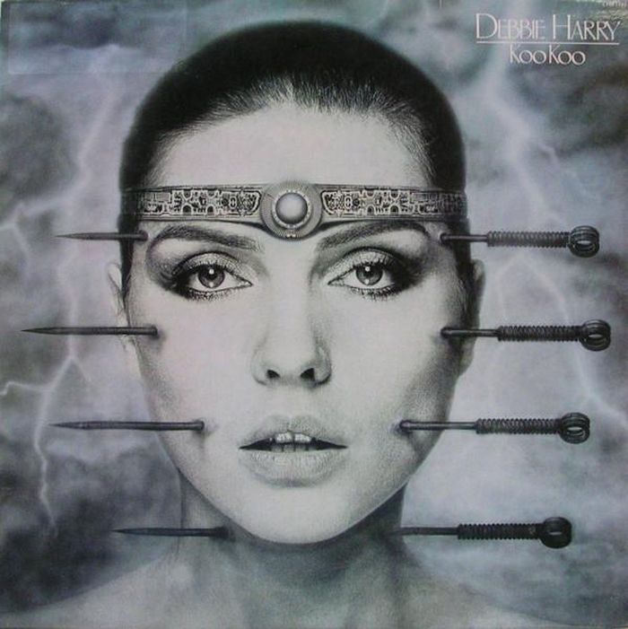 https://images.rockol.it/_SjbcH7b5L88ojCwowklEB8i5Yk=/700x0/smart/rockol-img/img/foto/upload/1981-debbie-harry-koo-koo.jpg
