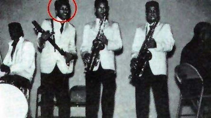 https://images.rockol.it/_fJ_Dm3pnaDVZCUHHQrh0YqiPbA=/700x0/smart/http%3A%2F%2Fhendrix.free.fr%2Fimages%2Fjimi42.jpg