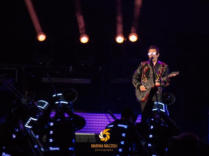 Muse, cosa sappiamo (per ora) del &#039;Drones world tour&#039;: uno sciame di droni, palco multifronte e tanta tecnologia