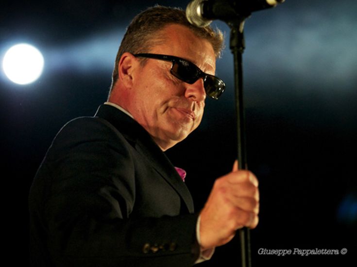 Addio alla sede della BBC, nel parcheggio suonano i Madness