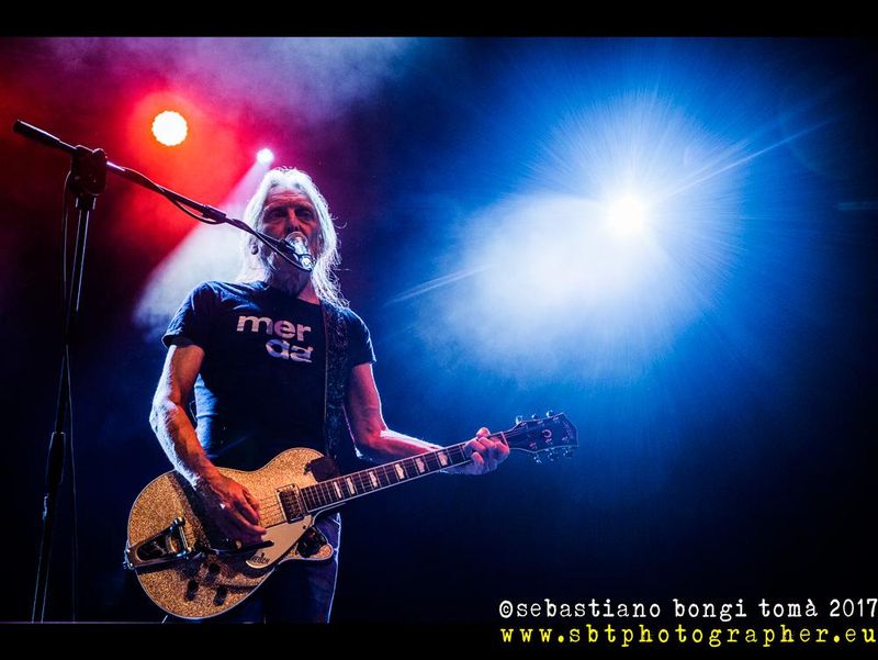 28 aprile 2017 - ObiHall - Firenze - Le Luci della Centrale Elettrica in concerto 28 aprile 2017 - ObiHall - Firenze - Le Luci della Centrale Elettrica in concerto