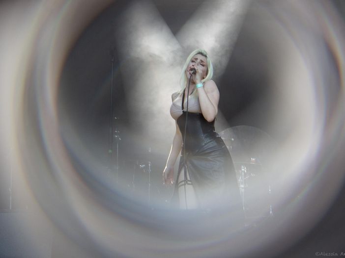 Romina Falconi: il video dal vivo del nuovo singolo 'Buona vita arrivederci' Romina Falconi: il video dal vivo del nuovo singolo 'Buona vita arrivederci'