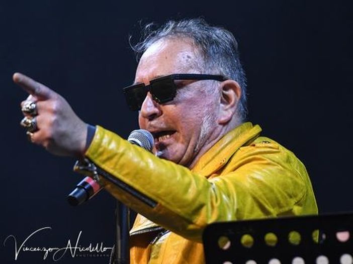 Johnson Righeira omaggia gli Skiantos: ecco il suo remake di &ldquo;Mi piaccion le sbarbine&rdquo;. VIDEO