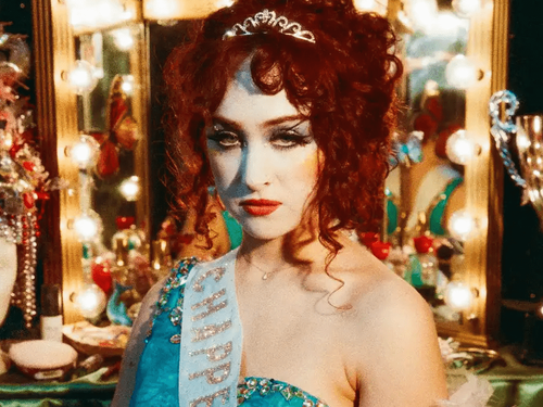 MAC, Chappell Roan è il nuovo volto di Viva Glam