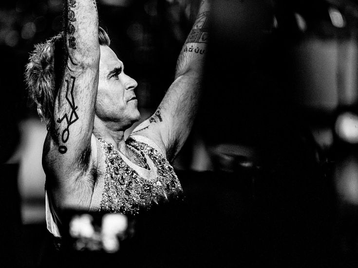 Gli anni &apos;80, che nostalgia: prime impressioni sul &apos;nuovo&apos; Robbie Williams 