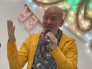 Michael Stipe (R.E.M.) dice no a Helena Christensen