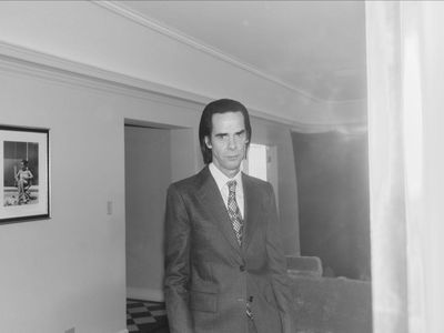 Tour in UK, Nick Cave suona un inedito dal vivo: ascolta qui ‘Give us a kiss&apos;