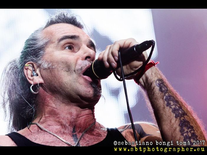 Piero Pelù, fantasma ingombrante per i nuovi Litfiba. Parola di Aldo Grasso Piero Pelù, fantasma ingombrante per i nuovi Litfiba. Parola di Aldo Grasso