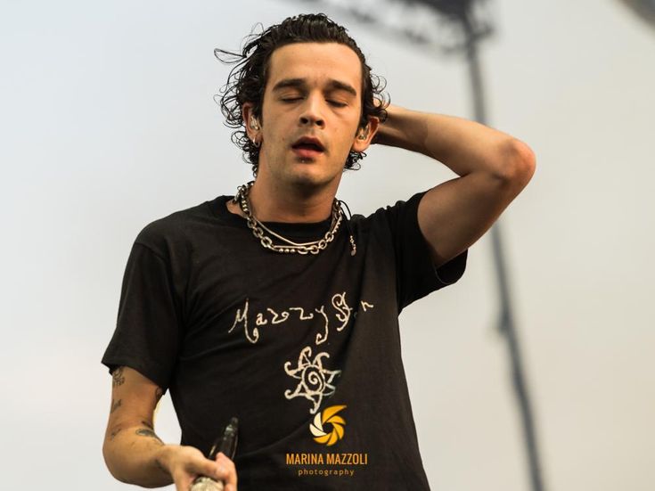 The 1975 multa per bacio sul palco