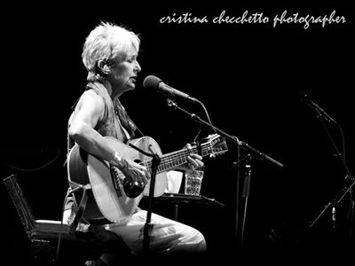 Joan Baez ricoverata dopo una caduta da un albero