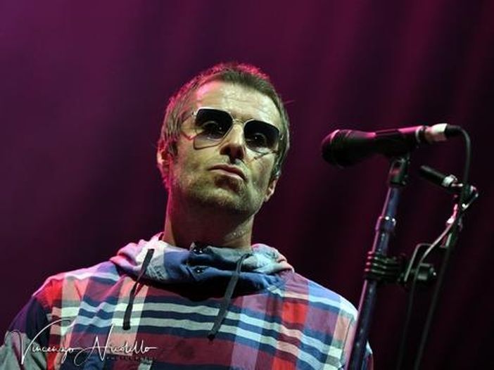 La chitarra distrutta da Liam Gallagher vale parecchi soldi