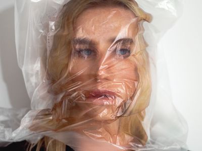 Ke$ha canta i suicidi adolescenziali