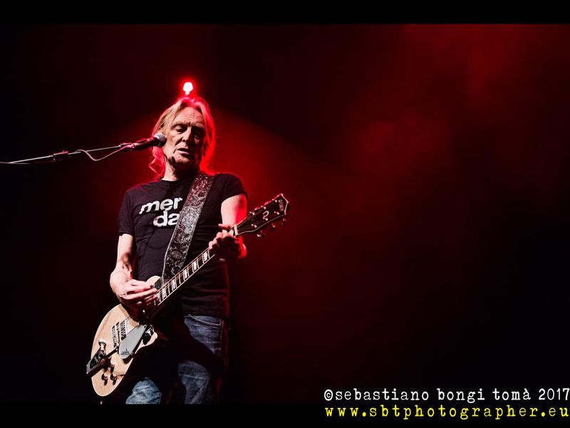 28 aprile 2017 - ObiHall - Firenze - Le Luci della Centrale Elettrica in concerto 28 aprile 2017 - ObiHall - Firenze - Le Luci della Centrale Elettrica in concerto