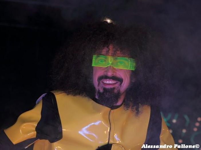 Caparezza ci fa entrare nella sua prigione con &lsquo;Prisoner 709 Live&rsquo; e pubblica il lyric video di &#039;Confusianesimo&#039; &ndash; INTERVISTA